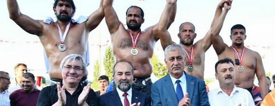 7. Şavaştepe Yağlı Güreşleri Başpehlivanı Mehmet Yeşil Yeşil