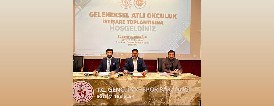 Atlı okçuluk istişare toplantısına katılan spor kulüplerine okçuluk kitabı hediye edildi.