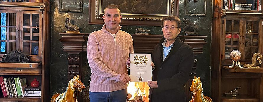 Federasyonumuzun Güney Kore temsilcisi Hwang Yong Kang, federasyon başkanımız Zafer Türkoğlu'nu 2025 yılı faaliyet programlarını görüşmek üzere ziyaret etti.